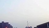 男孩通过斑马线，对着视频车主跳舞