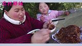 大洋不在，胖妹和大女儿共享天伦之乐，做糍粑糯米饭，俩人吃光盘