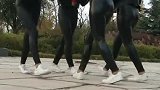 四朵金花广场跳舞，这一身皮衣就是霸气