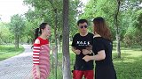 公园免费吃西瓜，美女吃了后中了圈套，找来朋友把骗子整惨！