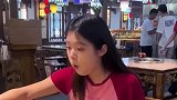 女生吃饱了还不停夹菜顺带解开裤头扣子，网友：我一个女的都觉得她很可爱