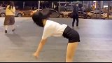 美女又是被迫营业的一天，这么冷的天气，让我在商场门口跳舞！