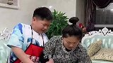 神人啊大哥，这骚操作给背后的小哥都快笑岔气了！