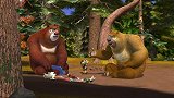 熊出没：强哥正在做饭，几个小动物悄悄找他合影，搞什么呢？