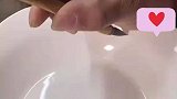 老师傅为瓷器勾画金线，若不是亲眼所见谁能想到是纯手工画的
