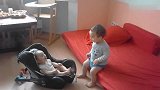 小宝宝一蹦跶，小婴儿立马笑个不断，这两个小宝贝太可爱了