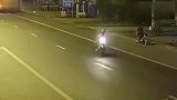 监控，男子深夜超速飙车，撞击瞬间火花四溅