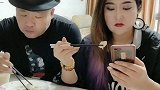老婆看着我干啥，快吃饺子,