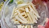 交个干煸藕丝的作业，正好养养我的锅，哈哈