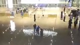 杭州南站出站层被淹旅客拖行李箱蹚水出站 官方：排水设施欠佳