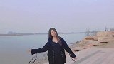 河边遇到的秀气美女,时尚气息迷人的身姿