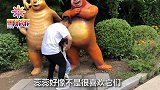终于见到熊大熊二了，可是小宝宝却吓哭了，这究竟是咋回事呢？