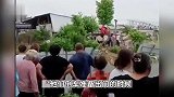 出门倒车时“油门当刹车”倒进村河，一家4口不幸溺亡