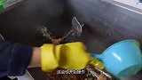 大叔用祖传手艺做“土味”血肠，过程不忍直视，煮熟切开，绝了！