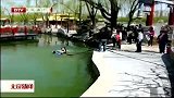 北京新闻-20120410-公园女孩不慎落水,拄拐民警跳水相救