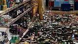 女子超市内5分钟连摔500瓶酒 滑倒割破手站起来接着摔
