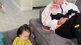 哥哥照看妹妹有妙招，结果妹妹接下来的举动出乎意料