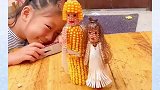 小女孩用玉米做将军和士兵