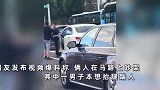 男子本想抬腿踹人，结果被“折叠”塞进车里，网友：吵个架，学会了一字马