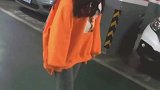 长发的小姐姐，穿橘色针织毛衣配灰色裤子，显得十分清纯美好