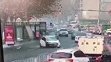 路人公交站等车祸从天降 小轿车冲向站台中伤四人