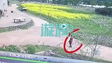 87岁老人被卷车底拖行数米生还，监控记录全程让人捏一把汗