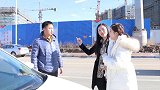 姐妹俩发现小偷在偷自己的车，两人商量决定套路小偷，结局搞笑了