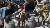 男子携现任女友当街殴打前女友 警方通报：分手后男子经常被辱骂