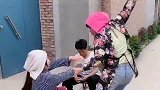 听到村头有个单身汉，大妈赶紧来找自己闺蜜，说什么也不能错过这