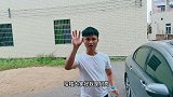 将吸血的蚂蟥，放入百事可乐里，马上反应强烈，镜头记录全过程