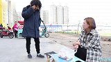 农村穷小伙买面皮,却遭到老板娘嫌弃,令人寒心