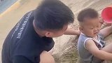 沙滩上一起玩耍，结果比孩子玩得更开心