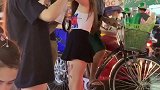 雨天这个越南女孩干啥