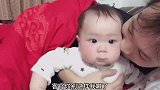 宝贝精力旺盛不肯睡，见妈妈正在拍他，执意要站起来秀一下
