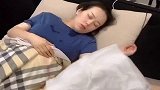 美女本想发火，结果看到老公手里东西，立马变脸了！