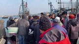 小船刚靠岸就被海鲜贩子围上了，看看海鲜贩子如何跟码头大妈讲价
