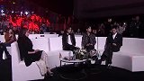年度人气王现场，迪丽热巴来到男神旁边，肖战立马让座！