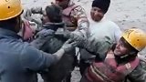 印度冰川崩裂救援现场曝光：幸存者被担架抬出 与救援人员挥手