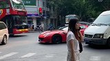 魔都公子哥开限量版法拉利低调过街，路过的行人都羡慕了