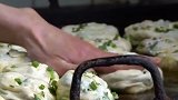 上海阿大葱油饼走红，顾客慕名而来，排队3小时只为吃上这饼