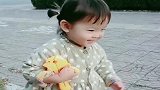 小妹妹来接哥哥放学，看到哥哥的那一刻，这场面太温馨了