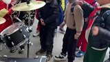小学生放学围在路边架子鼓旁