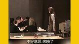 调皮妹子饭店花式恶搞路人，妹子一上来就要横刀夺爱