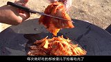 夫妻俩趁傻儿子不在家，做了一大锅泡菜炒鱿鱼，大口吃得满嘴流油