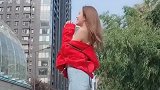 长腿美女穿喇叭裤秀身材