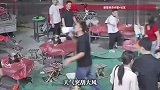 天气突刮大风，老板拿喇叭霸气喊话“免单”，老板娘：损失数千元