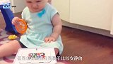 8个月宝宝在房间待了2小时，不哭也不闹，爸爸开门一看笑翻了