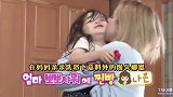 周岁宴妈妈首先出现，娜恩亲亲脸蛋，爸爸嫉妒了