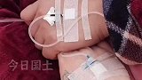 夫妻二人生病同时打吊瓶，丈夫一手输液一手给妻子喂饭