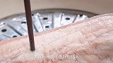 把五花肉放锅里蒸一下，出锅以后满屋飘香，好吃不油腻
